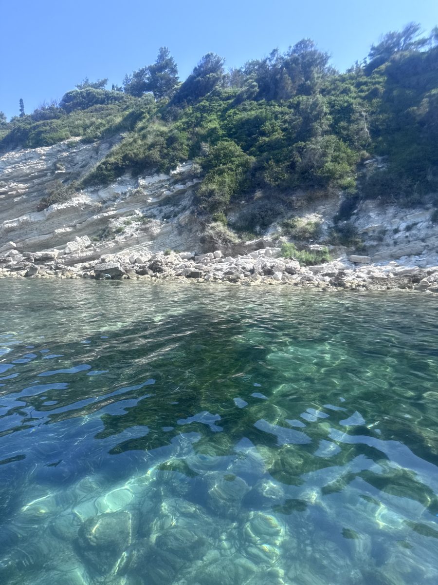 Beyaz kayalık ve kristal su
