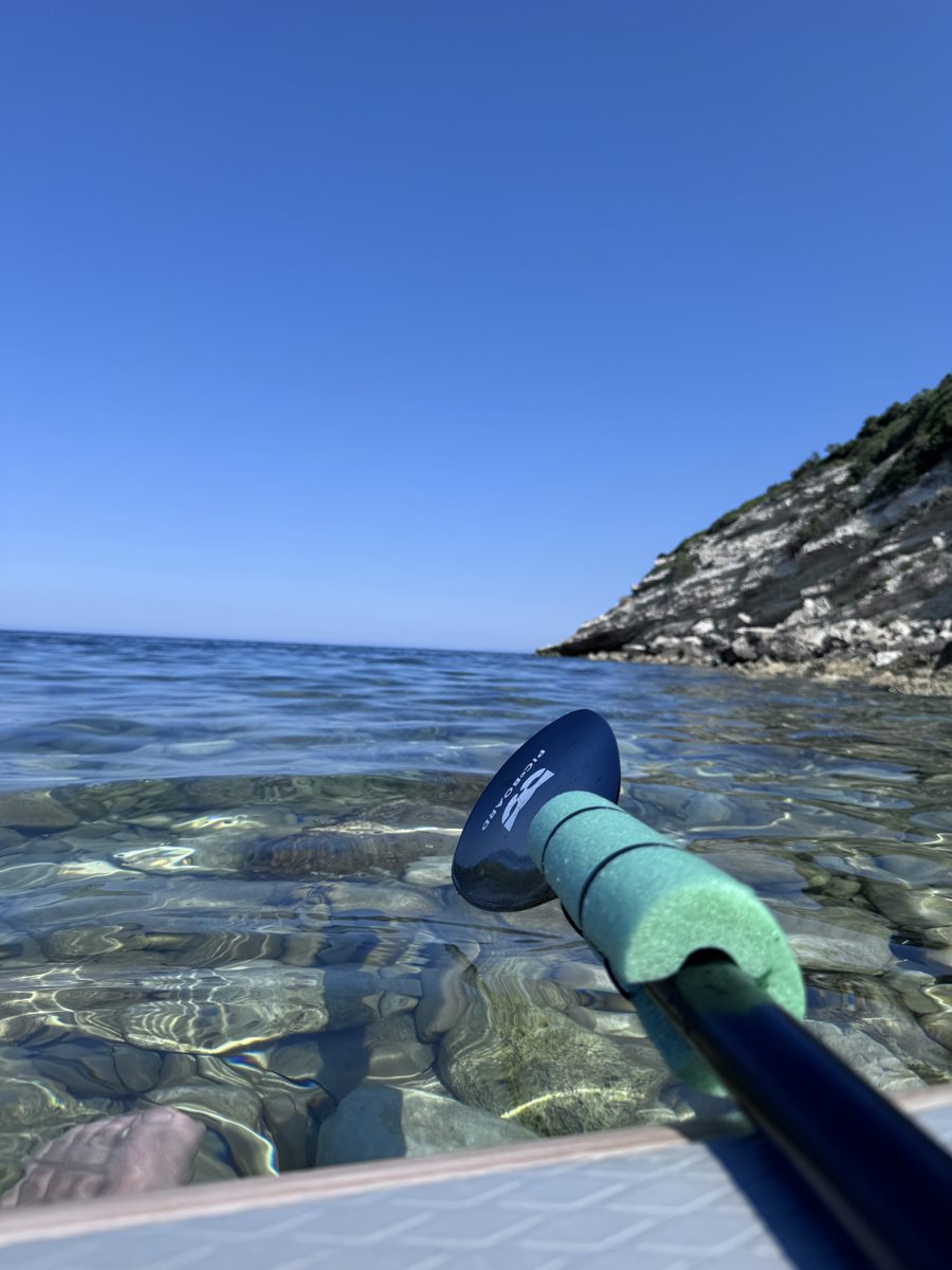 Kürek ve sığ su üzerinde beyaz kayalıklar