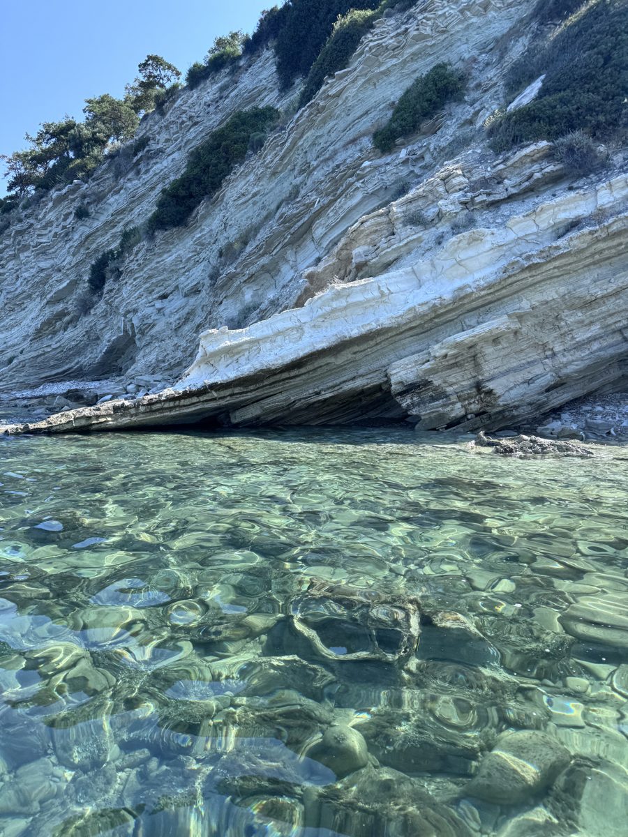Kireçtaşı kaya kemeri ve turkuaz su