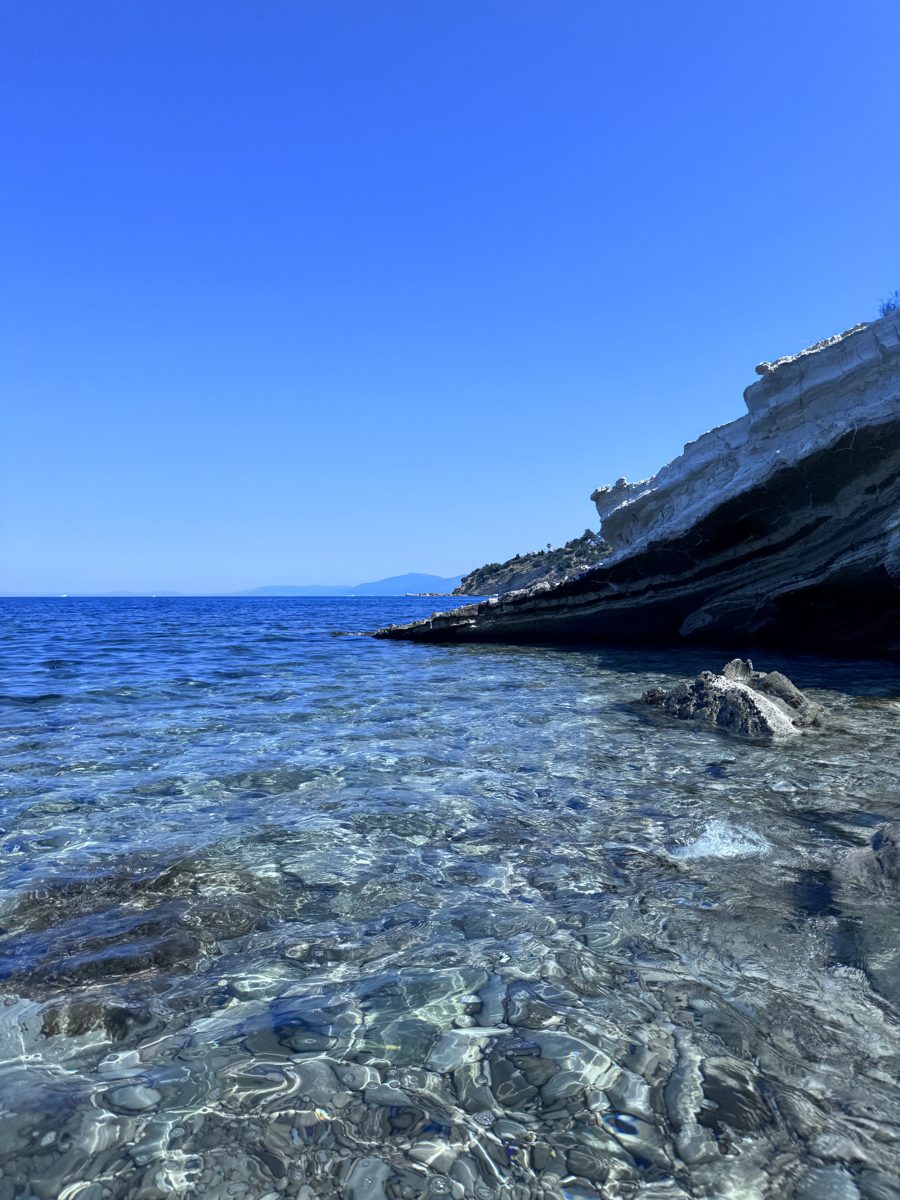 Beyaz kaya ve deniz manzarası