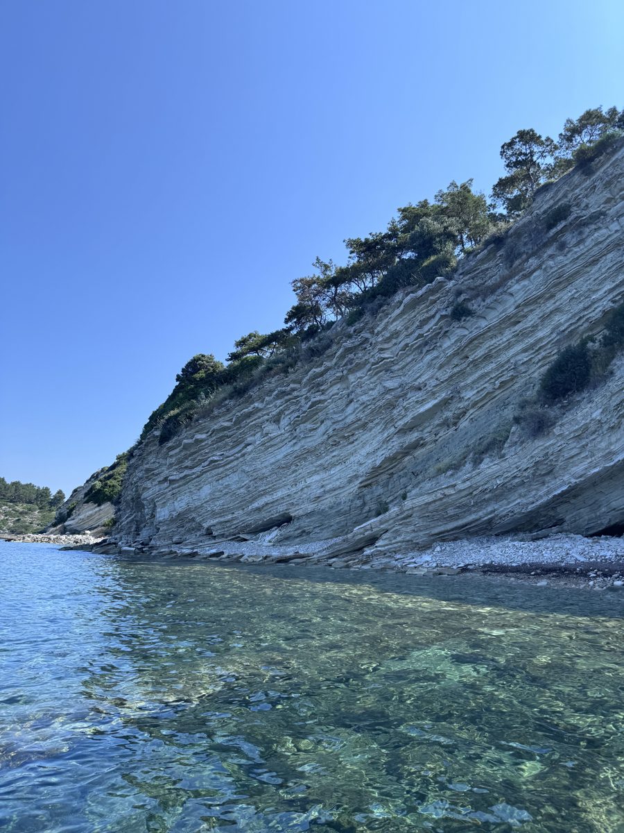 Kayalık kıyı ve şeffaf deniz