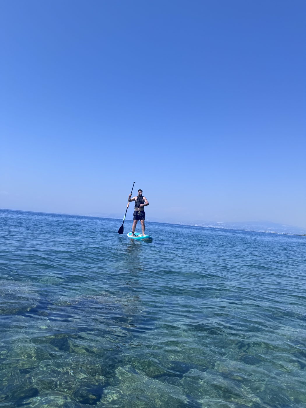 Milli Park SUP board — yeşil kayalık kıyı