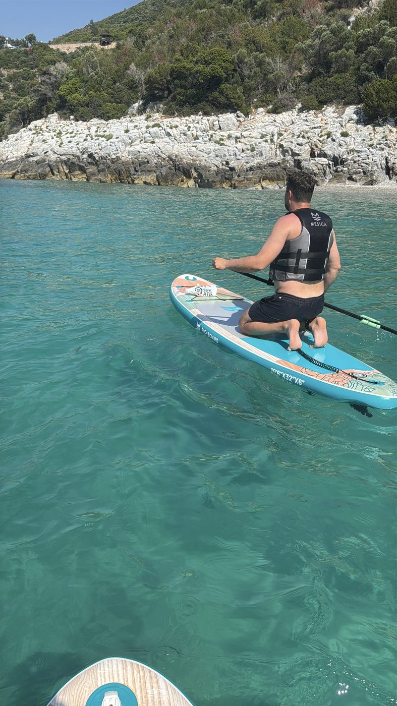 SUP board ile Milli Park kıyısında kürek çekme