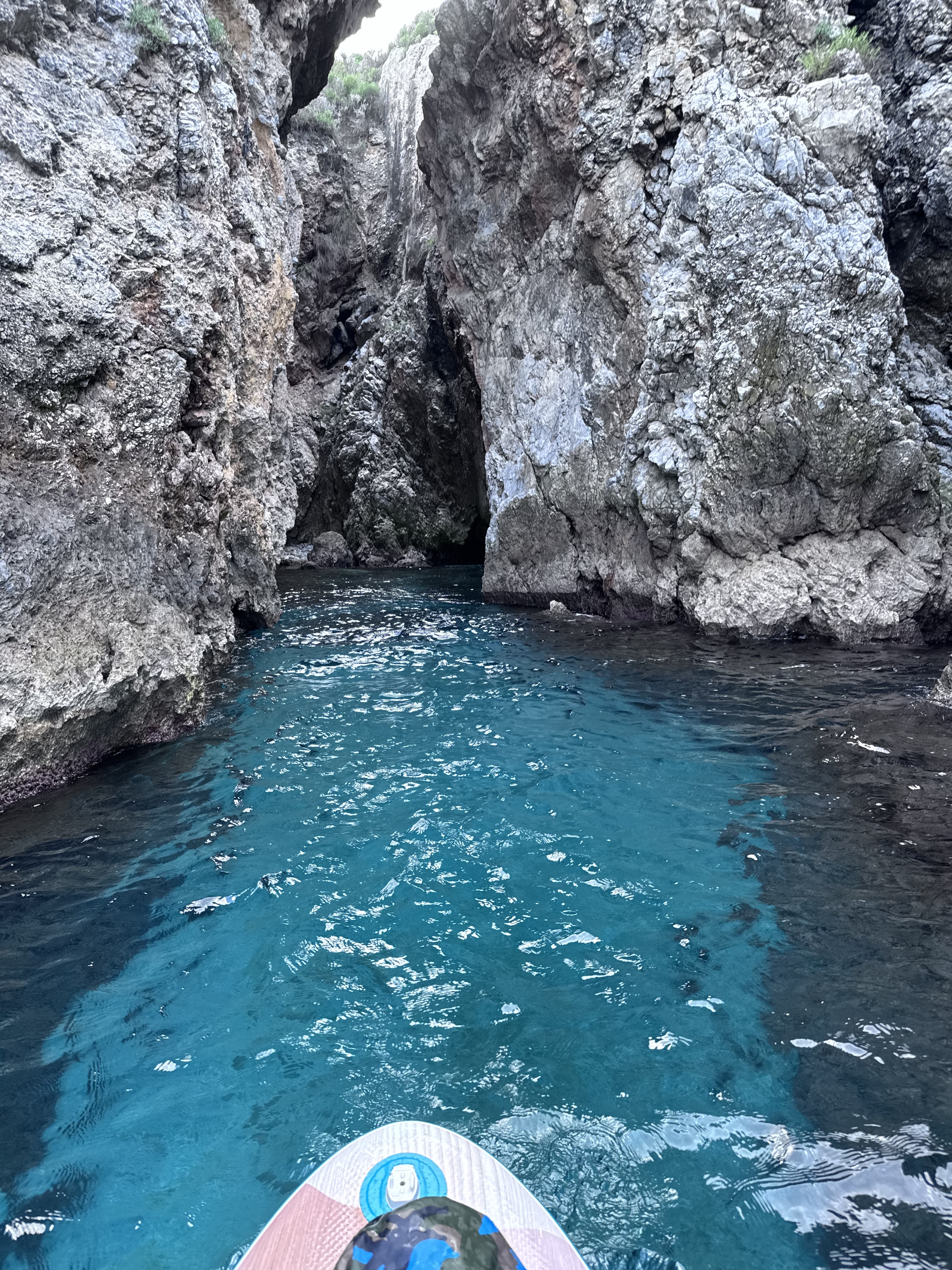 Узкое ущелье с бирюзовой водой