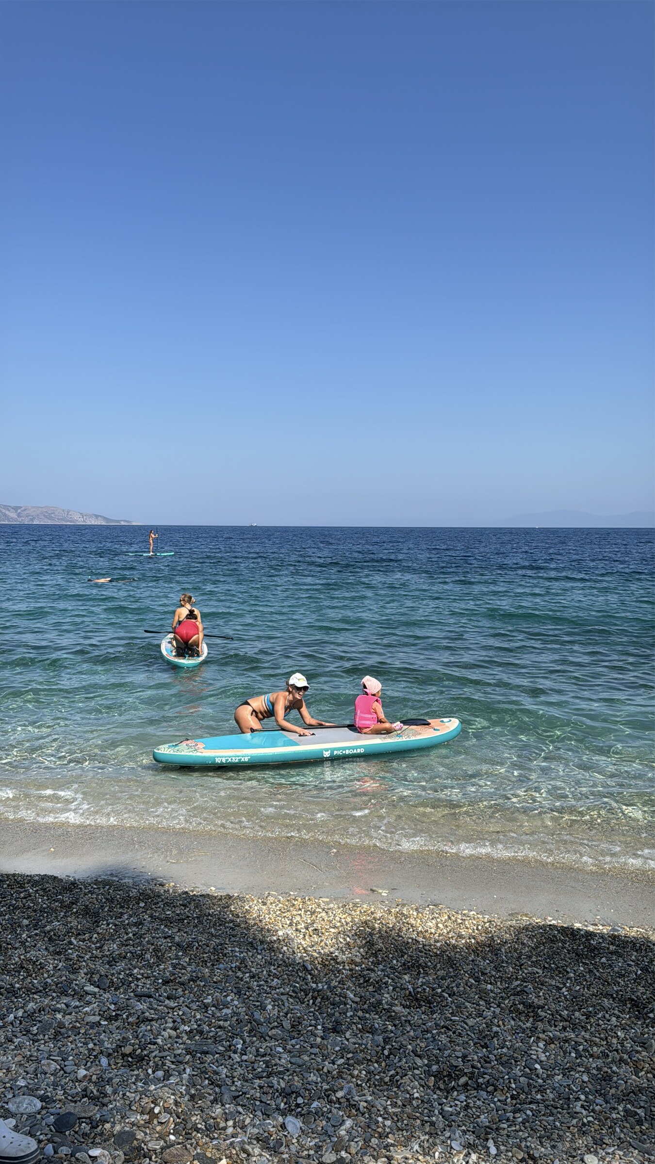 Akbük'te şişme SUP board kiralama — Ege'nin sakin koylarında kürek sörfü