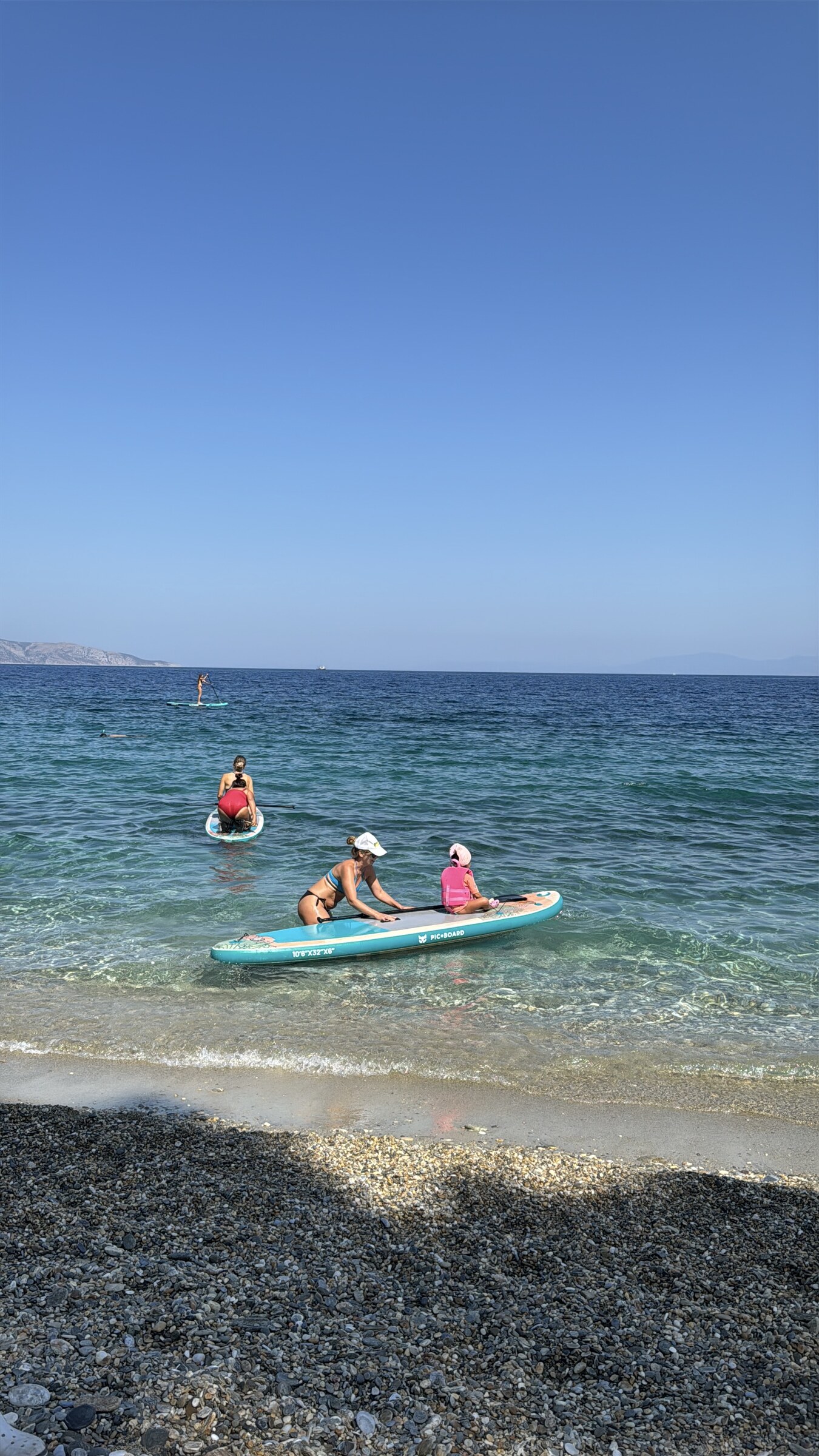 Akyaka Gökova Körfezi'nde SUP board rotası — rüzgar gülü koyunda paddle board