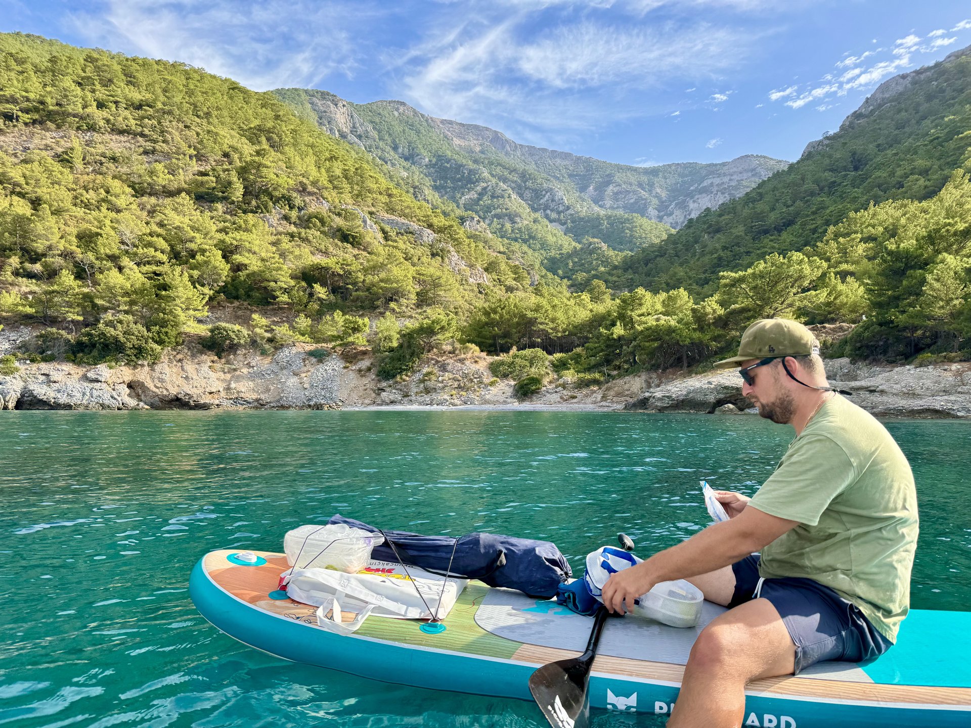 Mordoğan'da şişme SUP board kiralama — balıkçı köyü kıyısında kürek sörfü