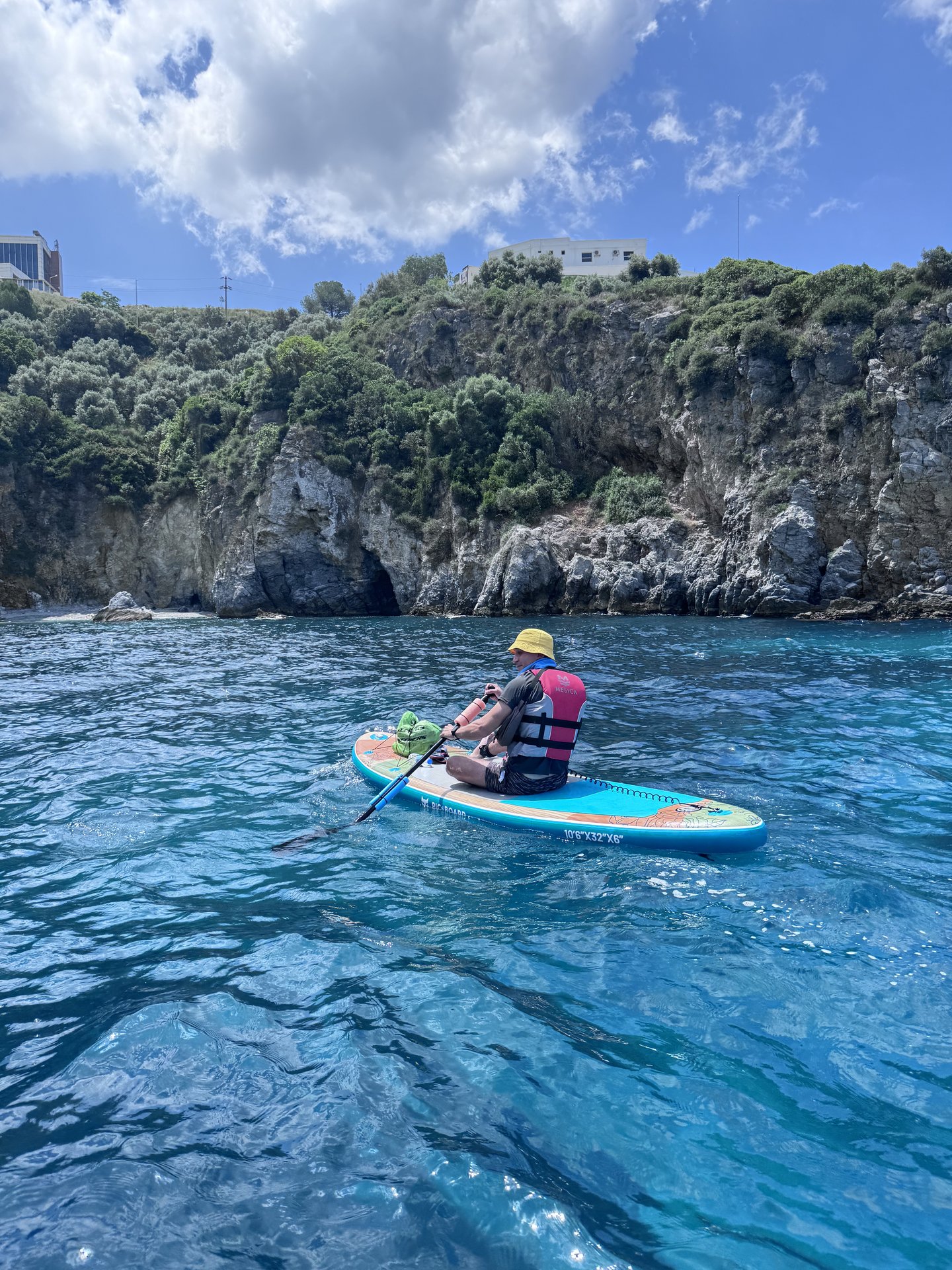 Güzelçamlı doğa parkı kıyısında şişme SUP board — Ege kürek sörfü