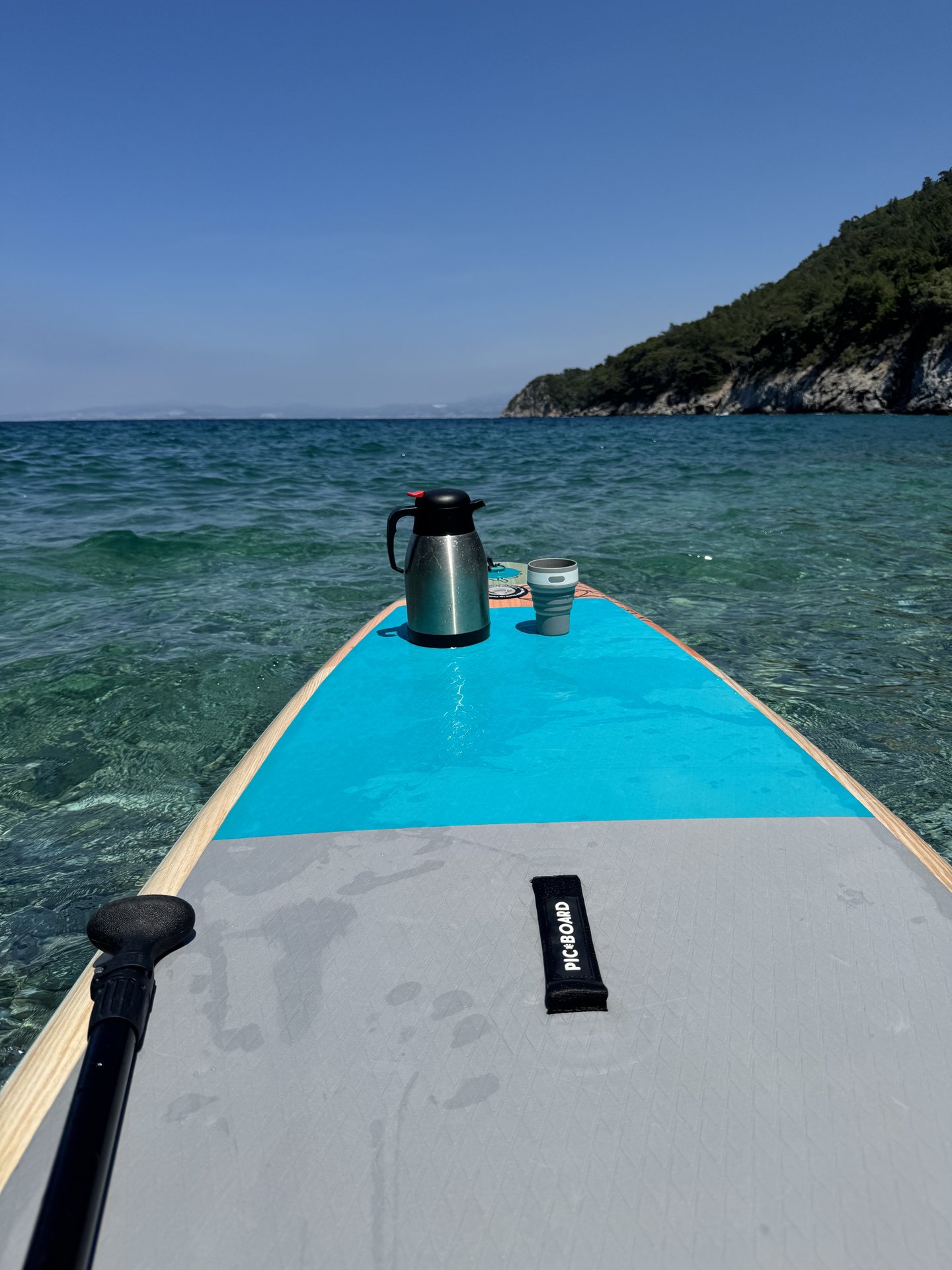 Dikili'de şişme SUP board kiralama — Ege kıyısında kürek sörfü