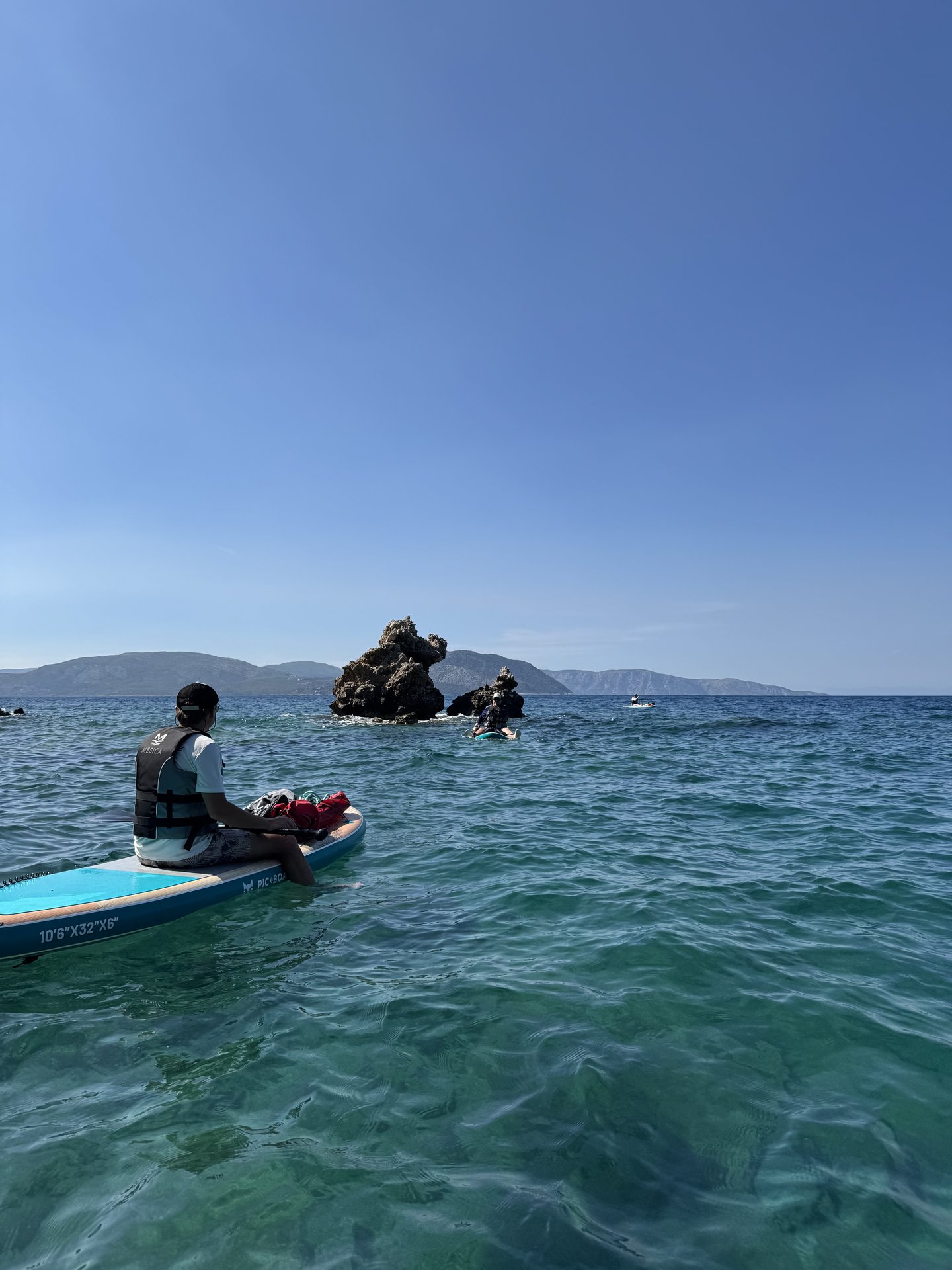Gümüldür koylarında şişme SUP board kiralama — kürek sörfü rotası